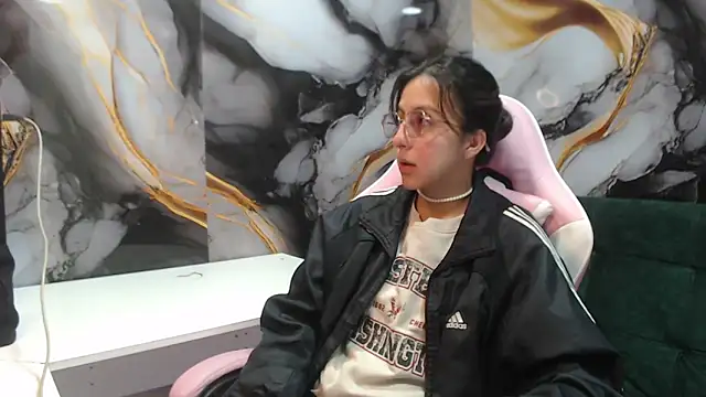 Snapshot of ling_ling24 chatting on 20, 10, 2025 ling ling24 online show from 20, 10, 2025