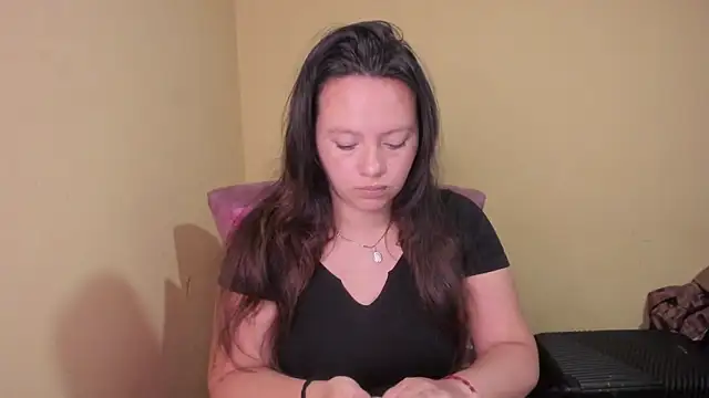 Snapshot of lauraguzman chatting on 17, 6, 2026 lauraguzman online show from 17, 6, 2026