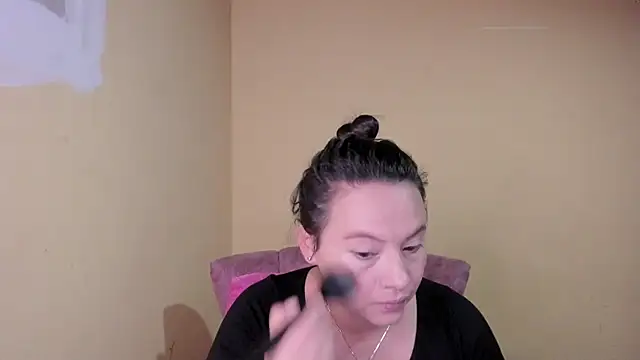 Snapshot of lauraguzman chatting on 15, 7, 2026 lauraguzman online show from 15, 7, 2026