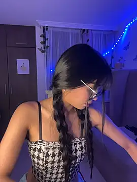 lina pink online show from 9, 10, 2025