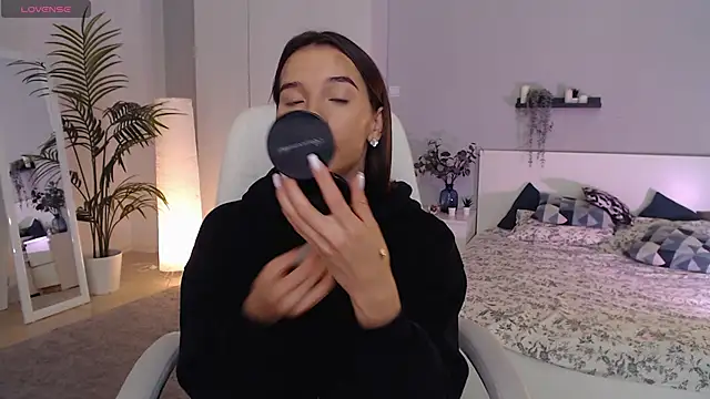 Bellla Haddid online show from 24, 9, 2025