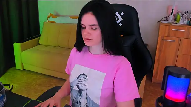 Snapshot of Lora_Cain chatting on 4, 3, 2025 Lora Cain online show from 4, 3, 2025