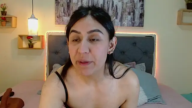 mia aira online show from 18, 12, 2025