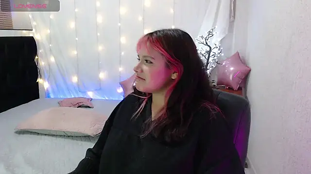 Snapshot of mixie_cute chatting on 18, 12, 2024 mixie cute online show from 18, 12, 2024