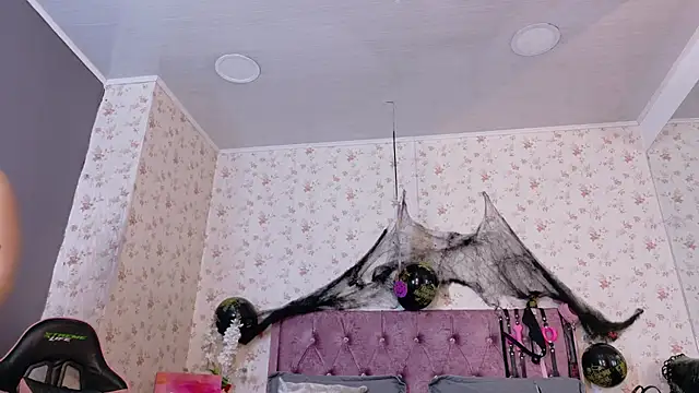 AvrillThomas online show from 28, 10, 2025