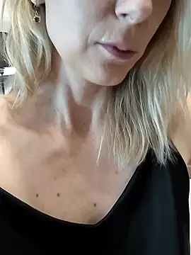 AvelinaLeoni online show from 23, 10, 2025