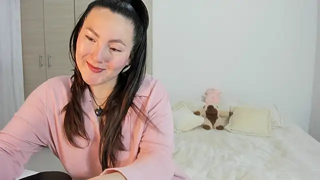 Elle Lee  online show from 15, 9, 2025