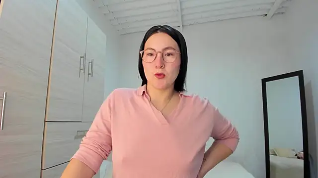 Elle Lee  online show from 6, 11, 2025