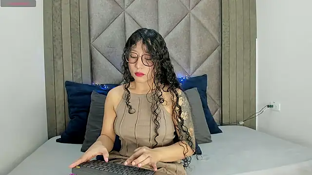 BriaConner  online show from 13, 2, 2025