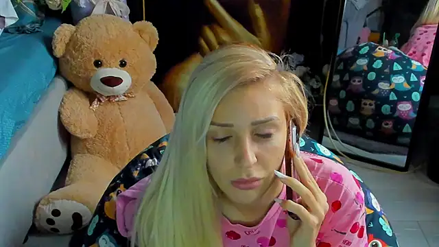 Snapshot of glossy_blondegirl chatting on 14, 11, 2025 glossy blondegirl online show from 14, 11, 2025