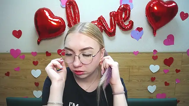 BeatriceFly online show from 16, 3, 2025