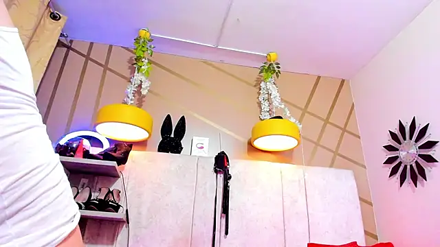 girl amada online show from 2, 3, 2025