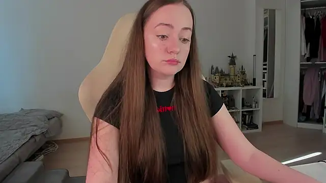 WalkingGirl online show from 13, 4, 2026
