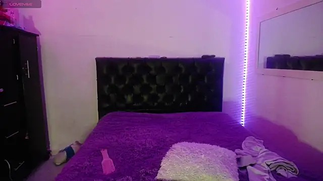 Laurenkenner  online show from 9, 10, 2025