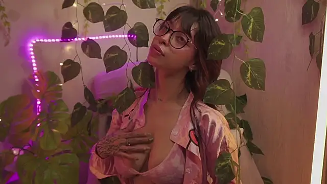 Snapshot of Kitty_arts chatting on 2, 12, 2024 Kitty arts online show from 2, 12, 2024