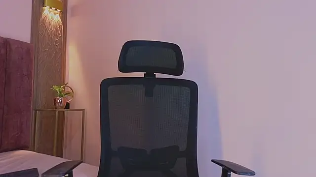 Snapshot of Emy_leon chatting on 11, 11, 2025 Emy leon online show from 11, 11, 2025