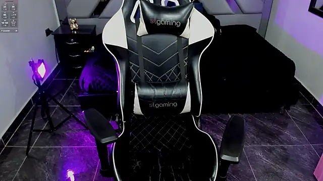 Nahomi-Hill online show from 4, 2, 2025