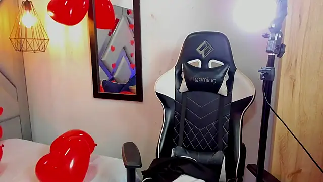 Nahomi-Hill online show from 15, 2, 2025