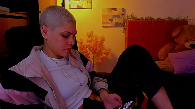 Snapshot of Charlee_pink chatting on 6, 4, 2026 Charlee pink online show from 6, 4, 2026