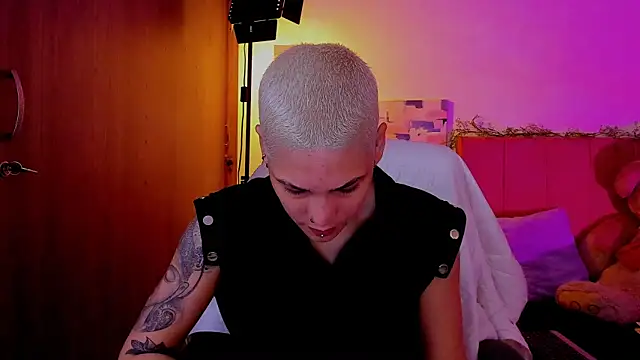 Snapshot of Charlee_pink chatting on 8, 4, 2026 Charlee pink online show from 8, 4, 2026