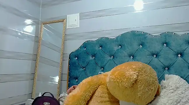 lily jamesx online show from 31, 1, 2025