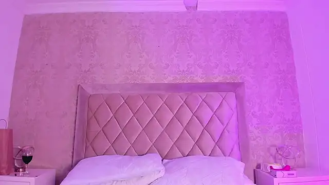 Snapshot of LiaFlowers chatting on 5, 1, 2025 LiaFlowers online show from 5, 1, 2025