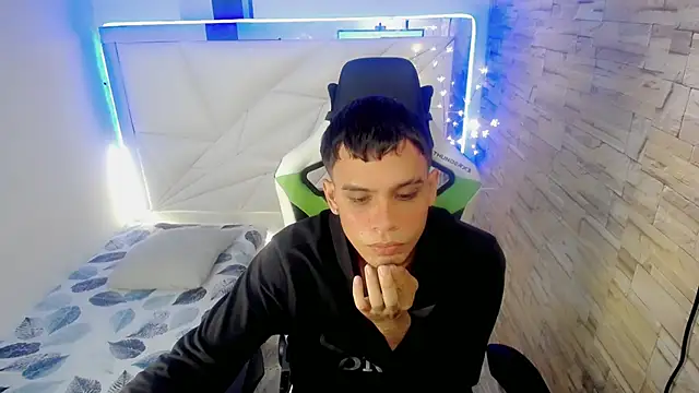 zacariasss  online show from 10, 12, 2024