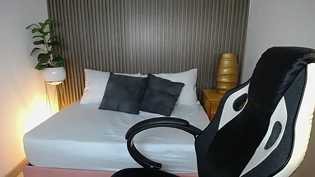 dania miller  online show from 12, 12, 2024