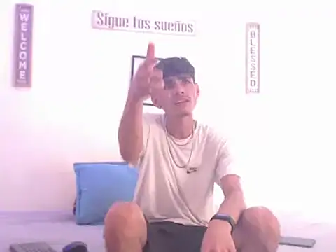 Snapshot of harrytomson_1 chatting on 6, 1, 2025 harrytomson 1 online show from 6, 1, 2025