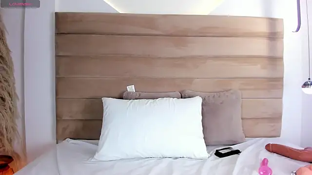 Snapshot of IsabellaJonns chatting on 12, 1, 2025 IsabellaJonns online show from 12, 1, 2025