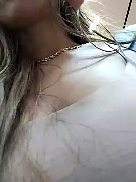 Snapshot of cuteluci_ chatting on 1, 1, 2025 cuteluci online show from 1, 1, 2025