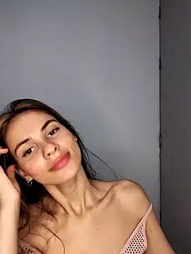 Snapshot of cuteluci_ chatting on 5, 1, 2025 cuteluci online show from 5, 1, 2025