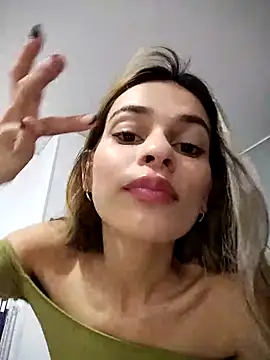 Snapshot of cuteluci_ chatting on 7, 3, 2025 cuteluci online show from 7, 3, 2025