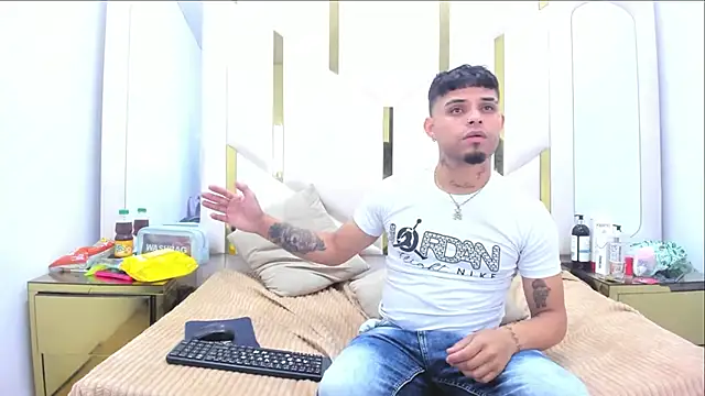 Snapshot of MelissaAndZeuss chatting on 12, 10, 2025 MelissaAndZeuss online show from 12, 10, 2025