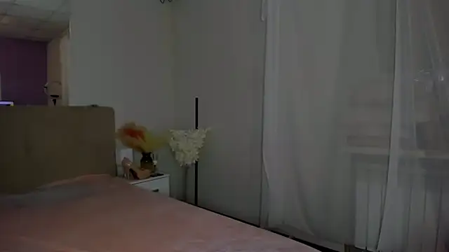 Laura Leee online show from 4, 12, 2025