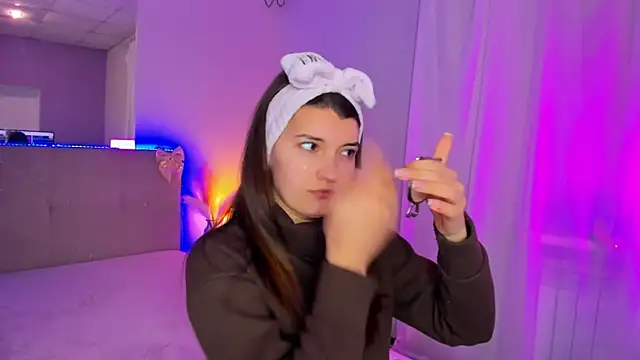 Laura Leee online show from 9, 4, 2026