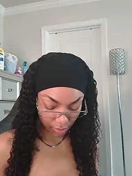 Snapshot of butterflybootyy chatting on 22, 5, 2026 butterflybootyy online show from 22, 5, 2026