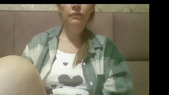 Snapshot of Sladkiegubki chatting on 15, 10, 2025 Sladkiegubki online show from 15, 10, 2025