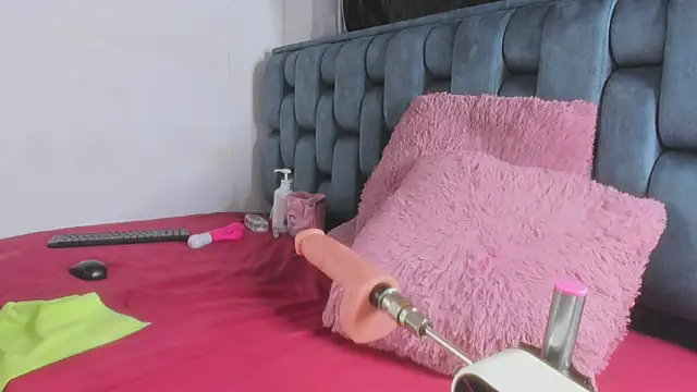 Snapshot of Roxy-Smith chatting on 1, 2, 2026 Roxy-Smith online show from 1, 2, 2026