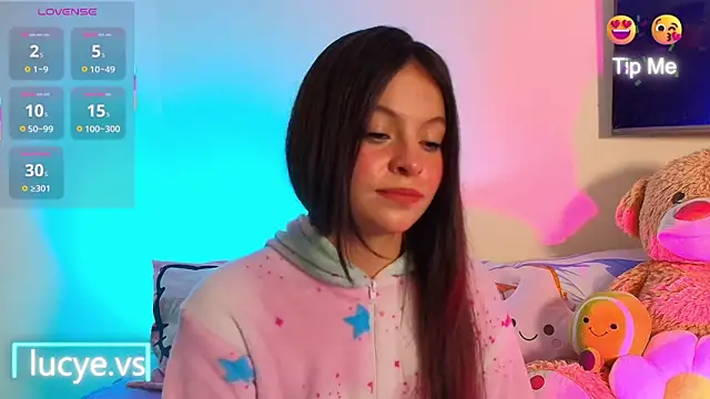 LucyEvans  online show from 18, 11, 2025