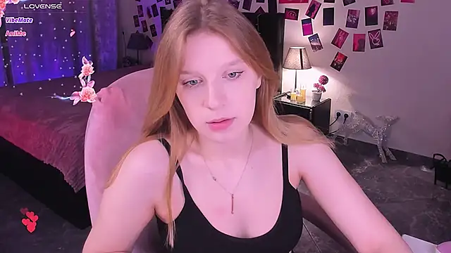 Snapshot of KarambaMoon chatting on 3, 5, 2026 KarambaMoon online show from 3, 5, 2026