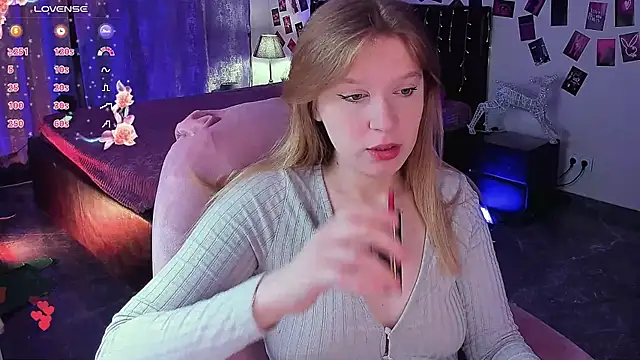 Snapshot of KarambaMoon chatting on 11, 6, 2026 KarambaMoon online show from 11, 6, 2026