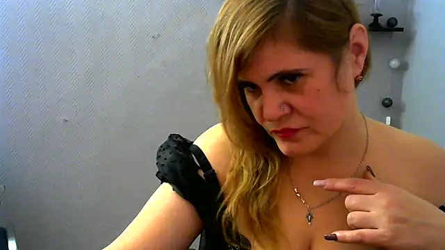 Snapshot of DaniellaKiss chatting on 7, 1, 2025 DaniellaKiss online show from 7, 1, 2025