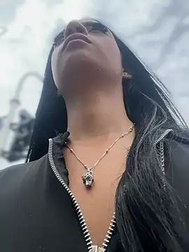 Laura fernandezII online show from 2, 2, 2025