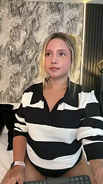 Snapshot of MiaPetit_ chatting on 26, 10, 2025 MiaPetit online show from 26, 10, 2025