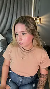 Snapshot of MiaPetit_ chatting on 2, 11, 2025 MiaPetit online show from 2, 11, 2025