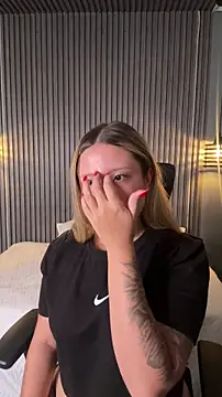 Snapshot of MiaPetit_ chatting on 19, 12, 2025 MiaPetit online show from 19, 12, 2025