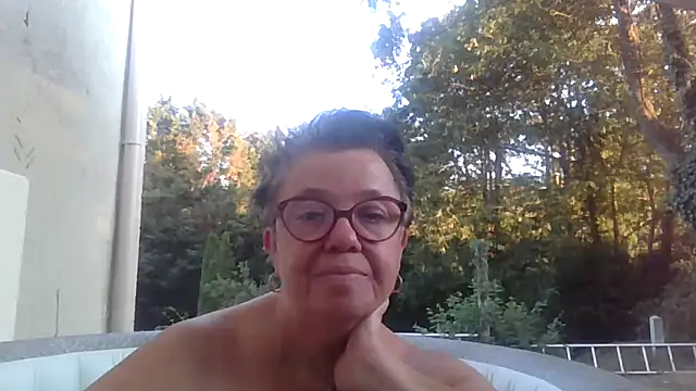 Snapshot of Vandeae44 chatting on 8, 7, 2026 Vandeae44 online show from 8, 7, 2026