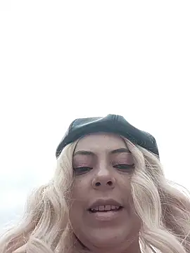 Snapshot of madelaine- chatting on 17, 2, 2026 madelaine- online show from 17, 2, 2026