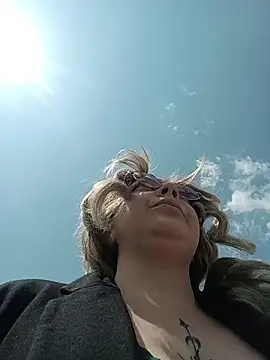 Snapshot of madelaine- chatting on 27, 2, 2026 madelaine- online show from 27, 2, 2026